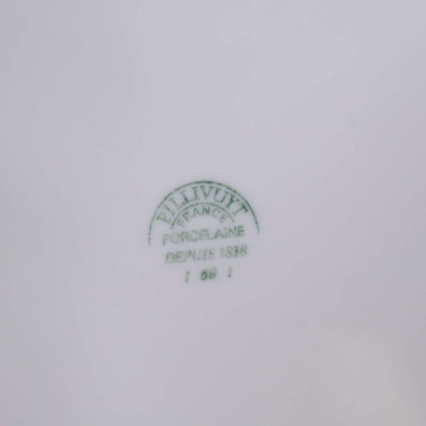 Grön Pillivuyt-stämpel på undersidan av tallrik