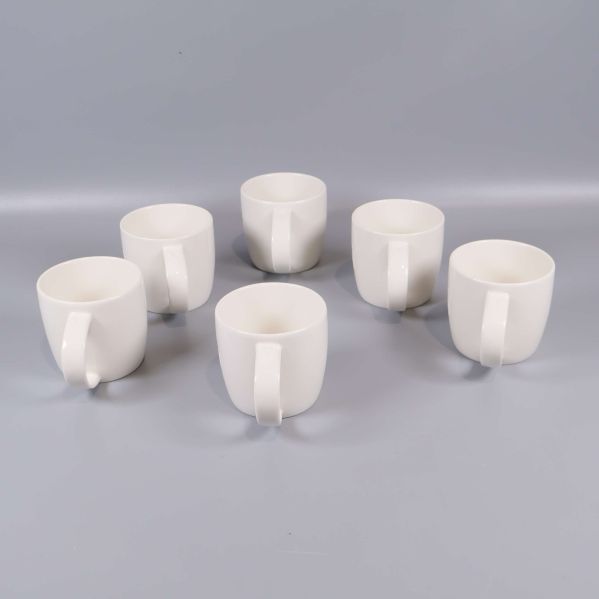 Sex vita muggar uppställda bakifrån