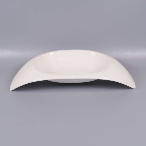 En ensam traverse med böjd design