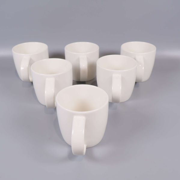 Sex vita muggar sedda bakifrån med handtag till vänster