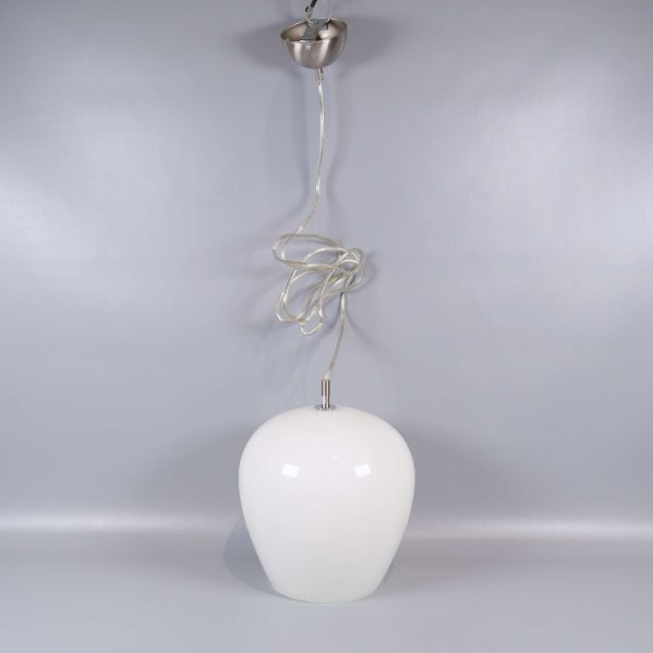 Helbild på rund vit taklampa med sladd och fäste