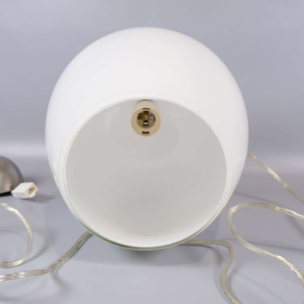 Botten av taklampa i vitt glas med synlig sockel