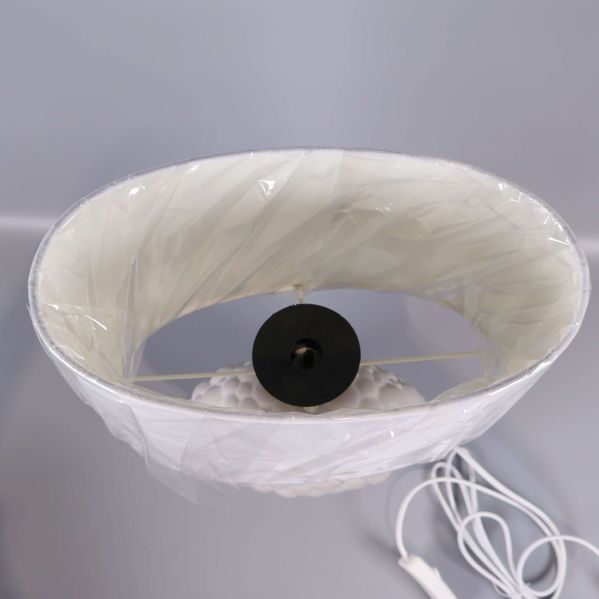 Övre vy av lampskärm i vitt plastskydd med insida i metall