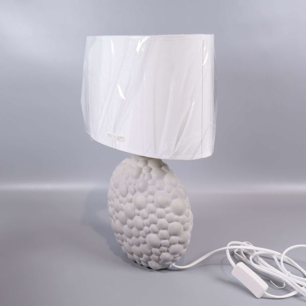 Andra sidan av bordslampa med bubblig rund bas och vit sladd