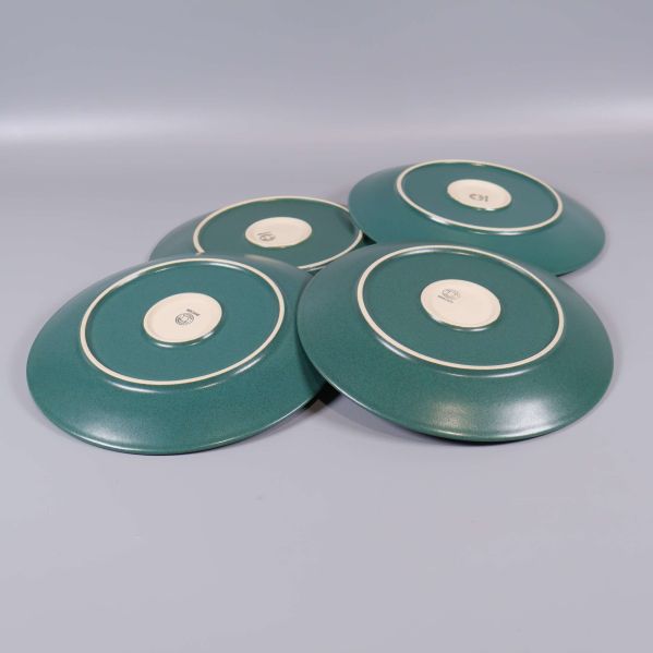 Undersidan av assietterna med stämpel och ljus botten