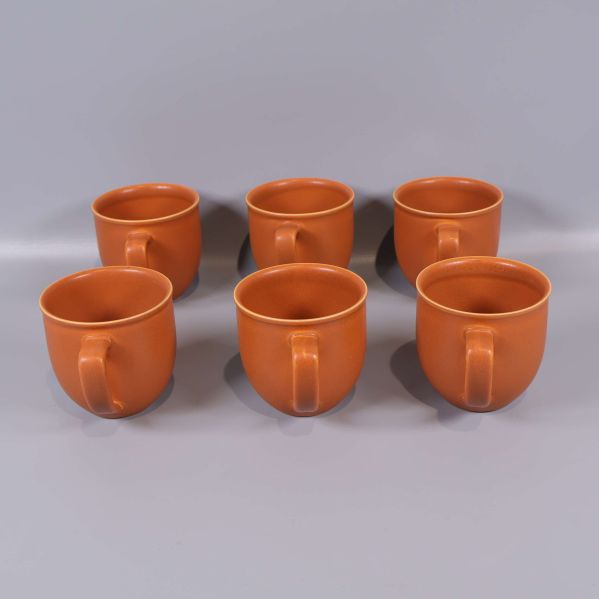 Bakifrånvy på sex orangea kaffekoppar Club