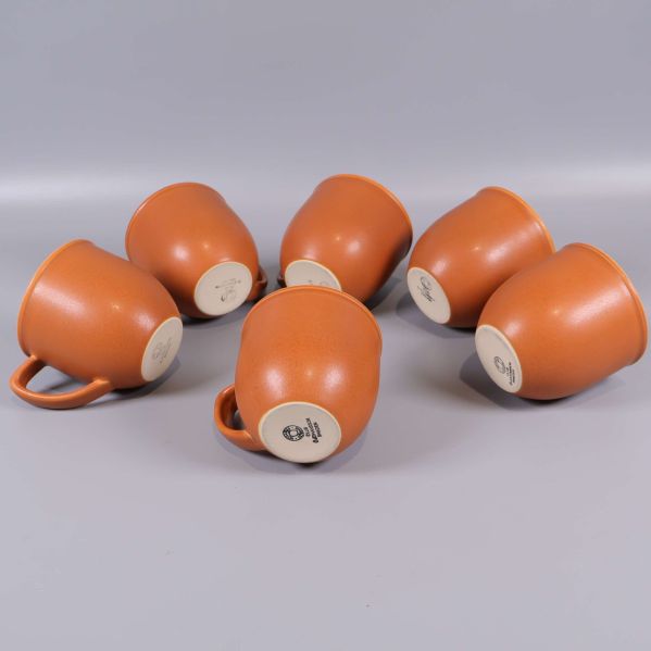 Sex kaffekoppar liggande med botten synlig