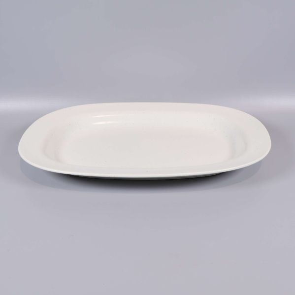 Avlångt vitt serveringsfat set mot ljus bakgrund