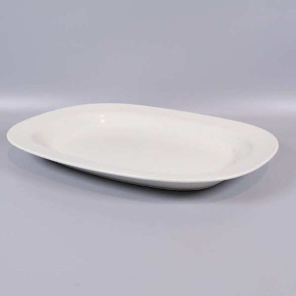 Serveringsfatet i vinkel som visar djupet