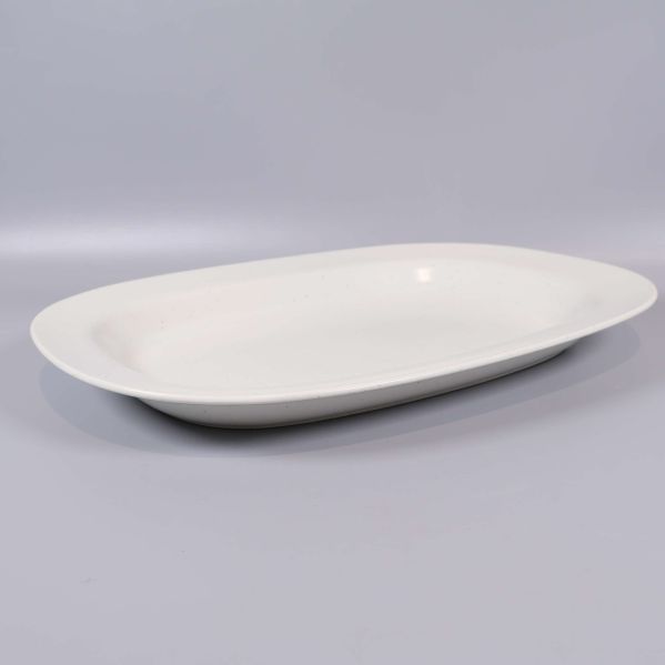 Serveringsfat fotograferat från sidan för att visa höjd