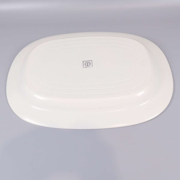 Undersidan av serveringsfat med Gustavsberg-stämpel