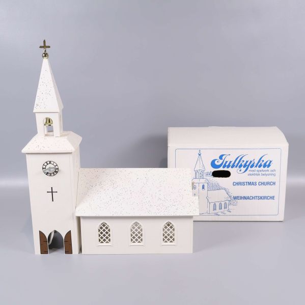 Vit kyrkformad ljuslykta med originalförpackning