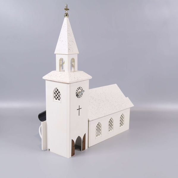 Vit ljuslykta kyrka visad snett framifrån