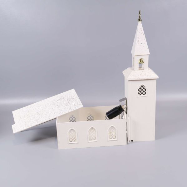 Ljuslyktans tak öppet och lampsockel synlig