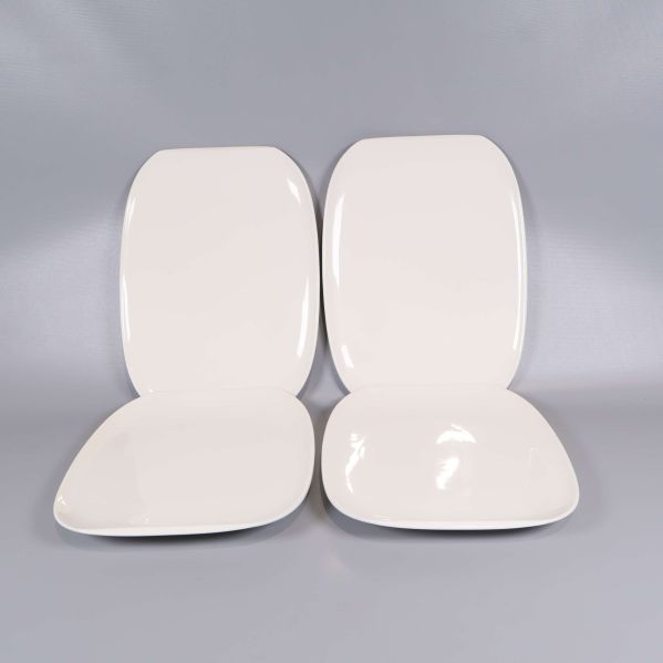 Fyra vita rektangulära tallrikar uppradade två och två