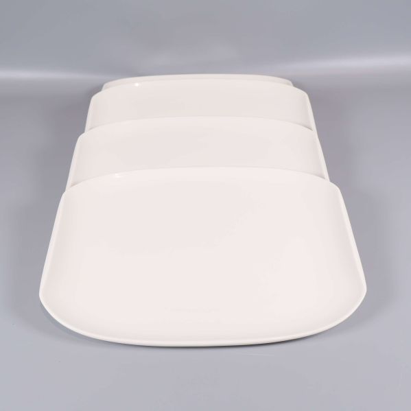 Fyra rektangulära tallrikar staplade synliga