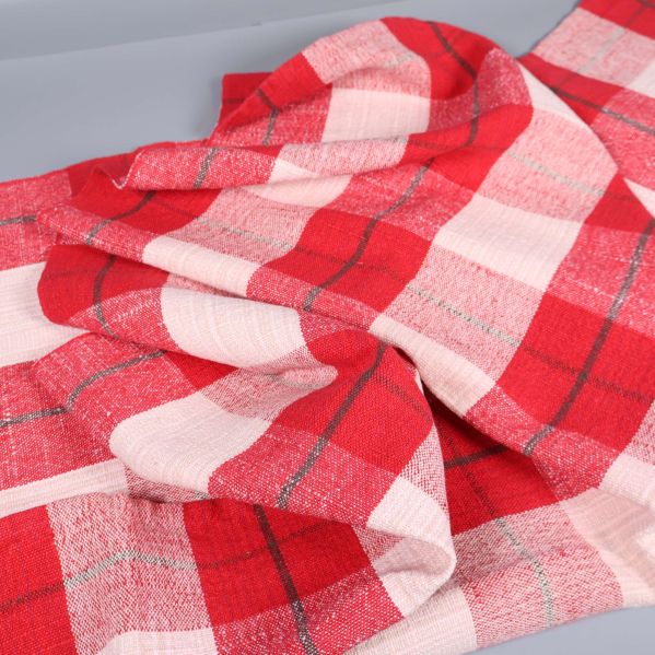 Rutig duk slarvigt utlagd i rött och vitt