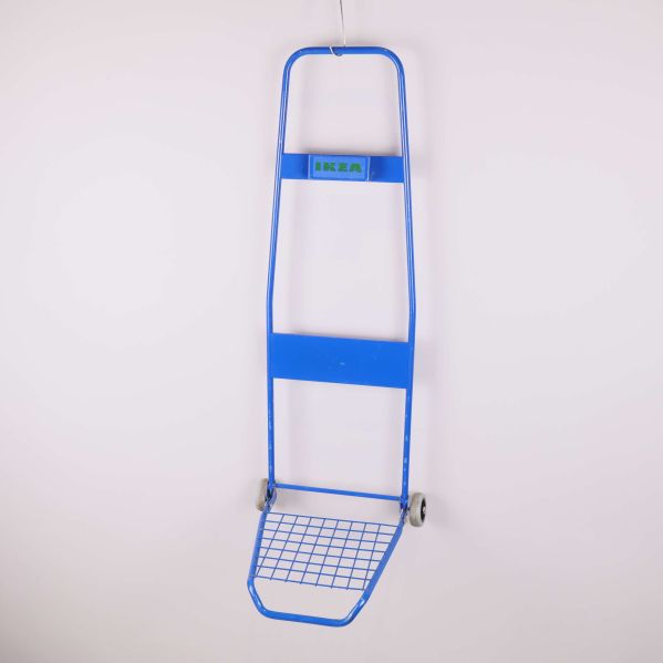 Blå pirra från IKEA hängande mot ljus bakgrund