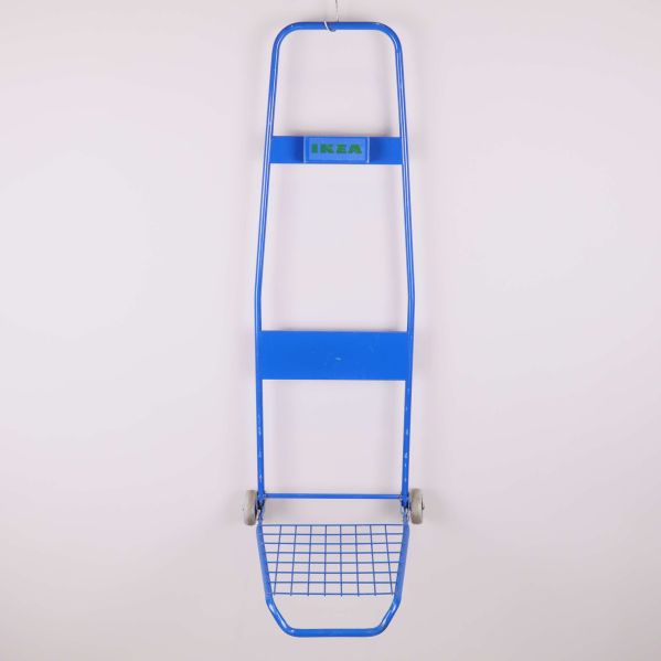 Framifrån foto av blå pirra med hjul