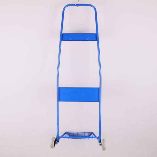 Baksidan av blå pirra med hjul i nederkant