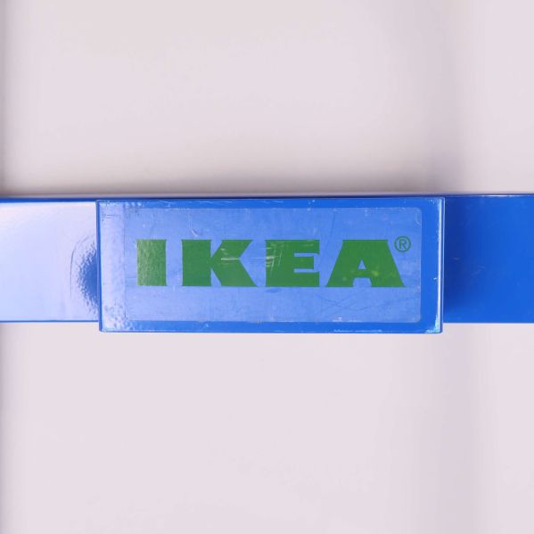 Närbild på IKEA-logga i grönt på blå bakgrund