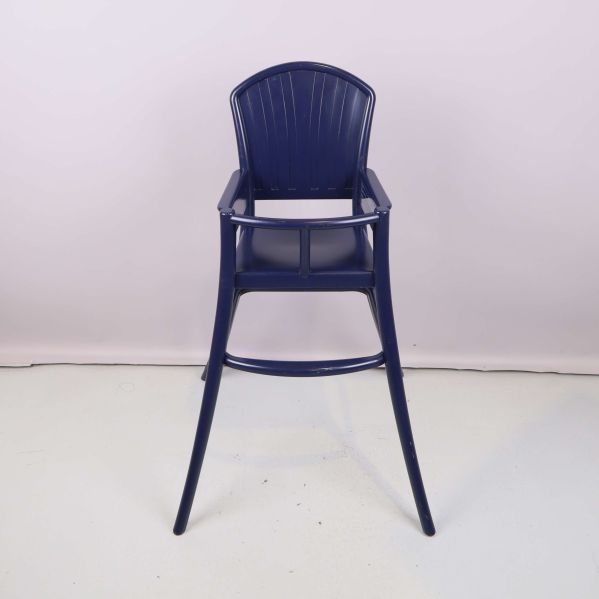 Blå barnstol sedd framifrån mot vit bakgrund