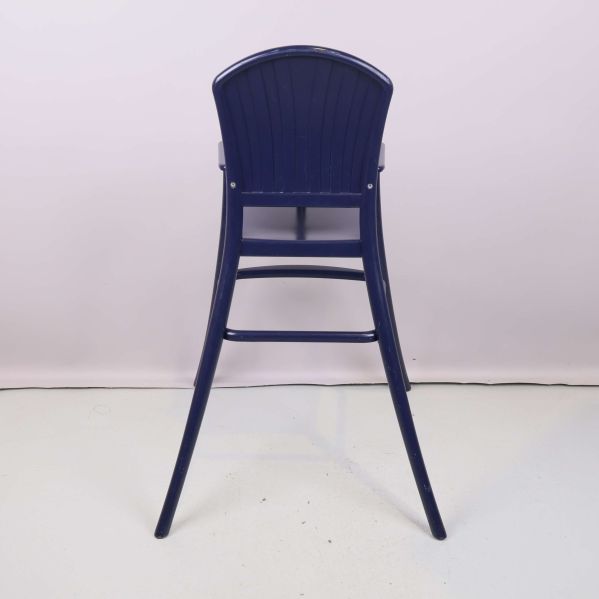 Baksidan av blå barnstol mot vit bakgrund