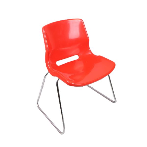 Röd stol med metallben i trekvartsvy