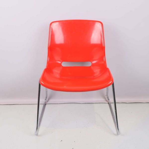 Röd stol framifrån med öppen ryggdetalj