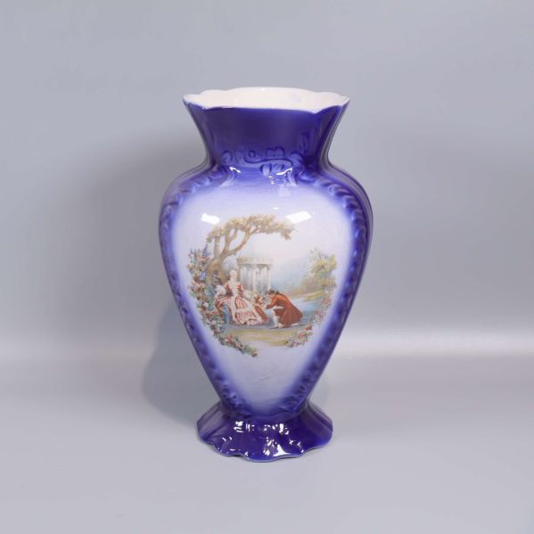 Blå och vit vas med romantiskt motiv på framsidan