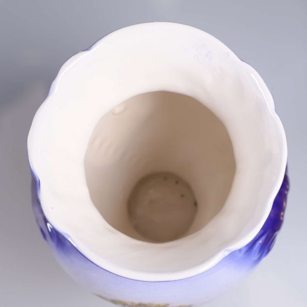 Insidan av vasen med vågig kant upptill