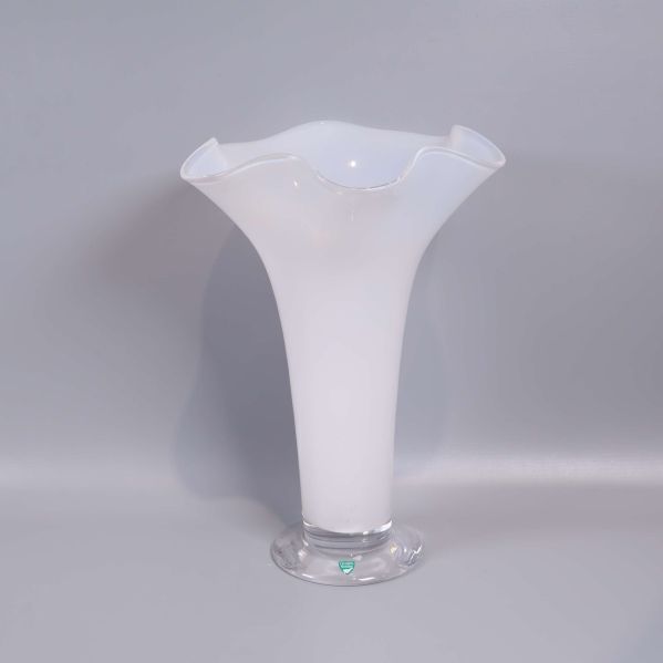 Vit vågig glasvas med bred öppning och klar fot