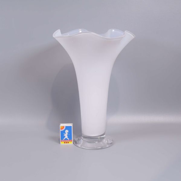 Vit glasvas jämte tändsticksask för storleksjämförelse