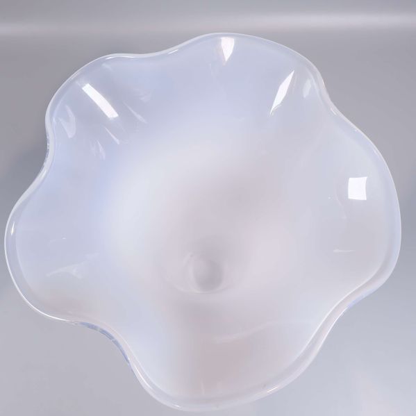 Närbild uppifrån av vasens vågiga öppning i glas