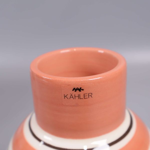 Närbild av vassens mynning med Kähler-logga