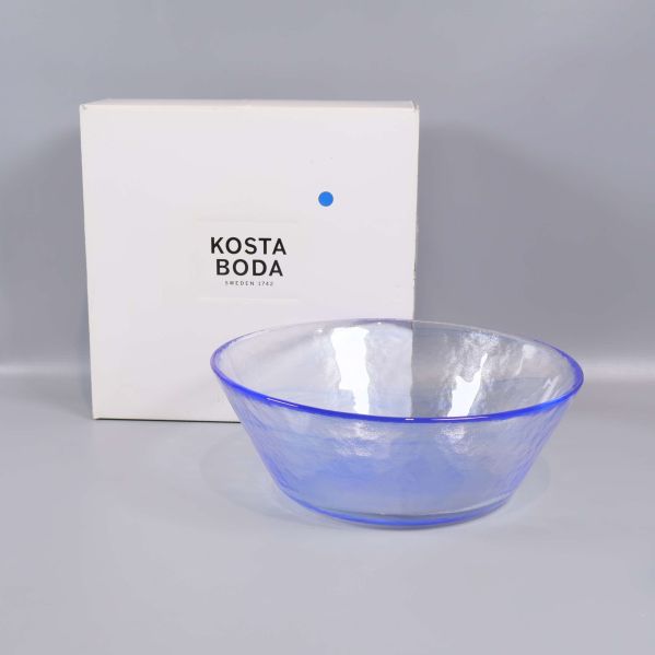 Blåtonad glasskål från Kosta Boda med tillhörande kartong