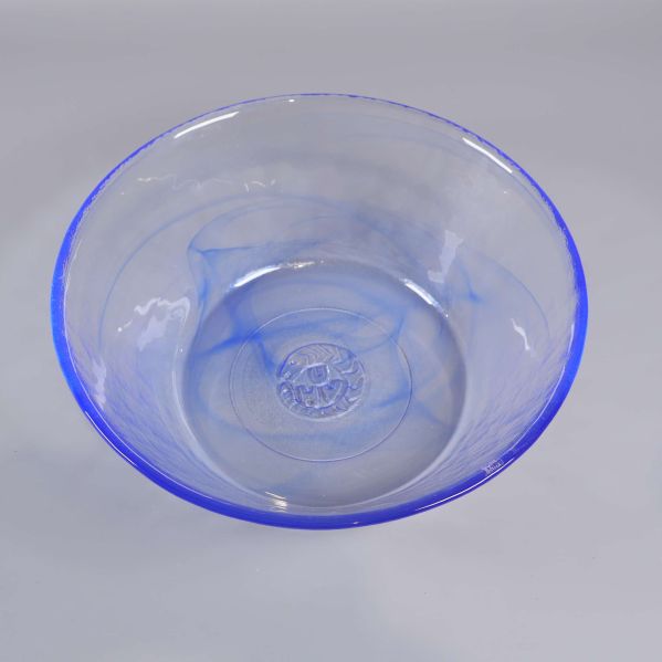 Överblick av glasskål med blå ton och mönstrad botten