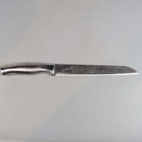 Brödkniv i rostfritt stål med tandat blad