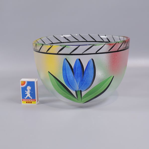 Glasskål jämte tändsticksask för storleksjämförelse