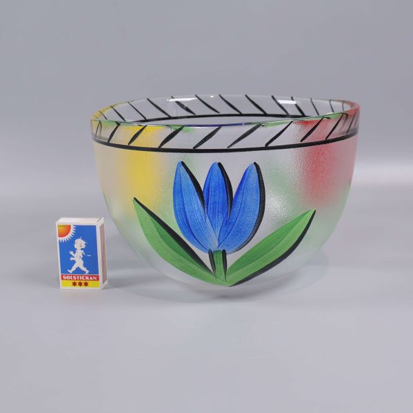 Glasskål med blå blomma och tändsticksask som storleksjämförelse