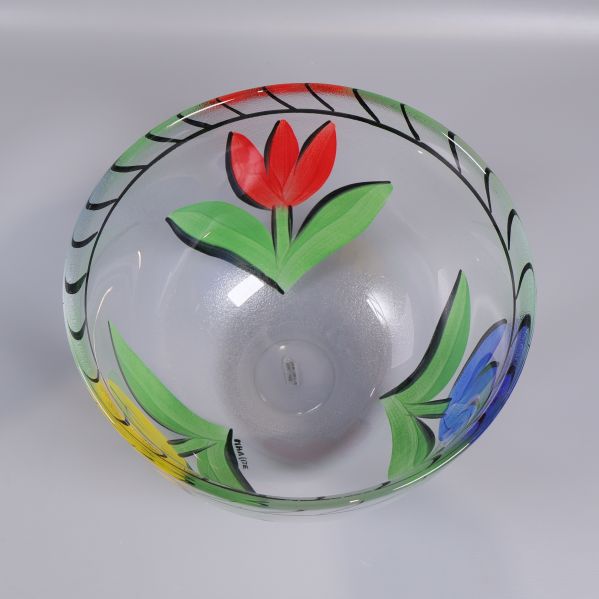 Överblick av skålens insida med färgstarka motiv