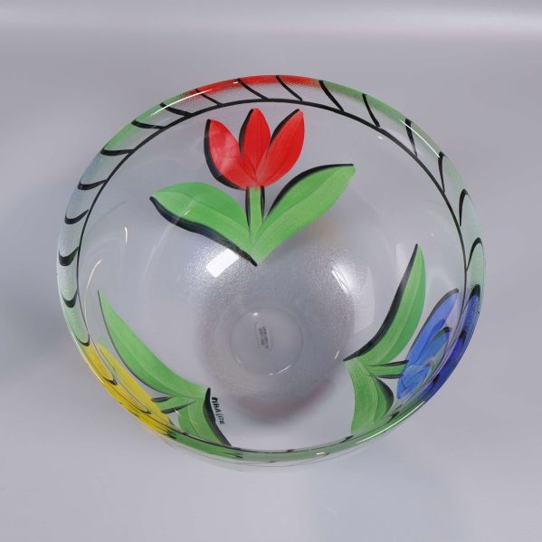 Vy uppifrån på glasskål med flera handmålade blommor