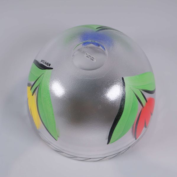 Glasskålens botten med frostad yta och mönster