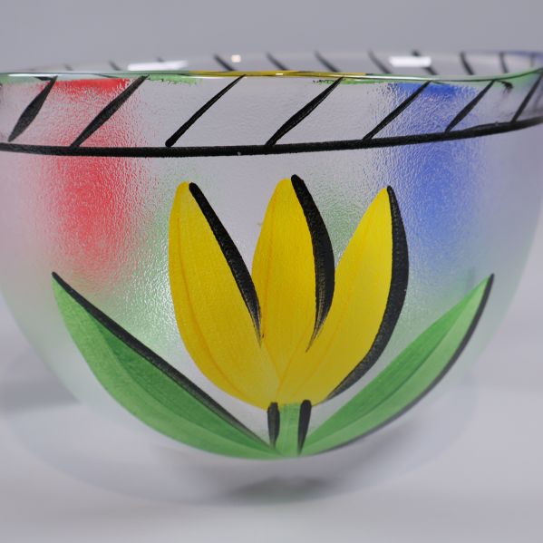 Närbild av gul blomma på glasskål