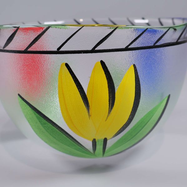 Närbild på skålen med gul blomma och färgtonad bakgrund