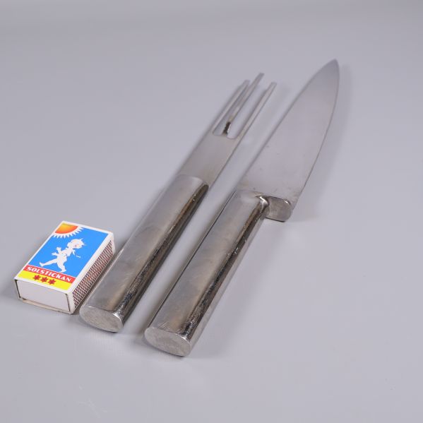 Trancherset med kniv, gaffel och tändsticksask för storleksjämförelse