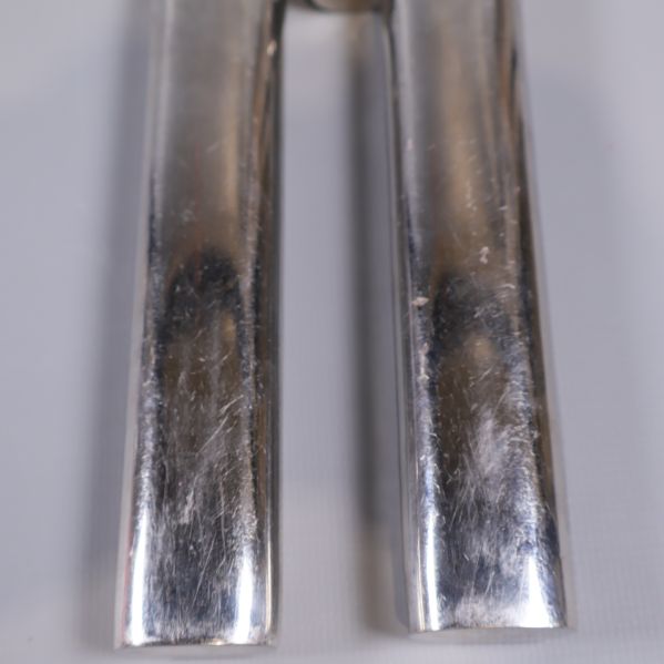 Handtag på trancherset i rostfritt stål med synliga repor