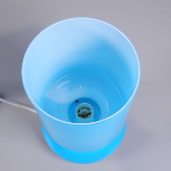 Öppning upptill på den blå lampans skärm i närbild