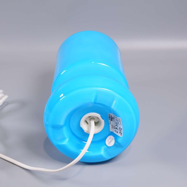 Blå lampas undersida med etikett och kabelfäste