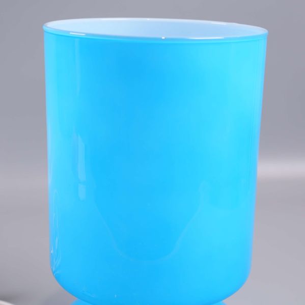 Närbild av blå bordslampans glatta yta och skärmkant